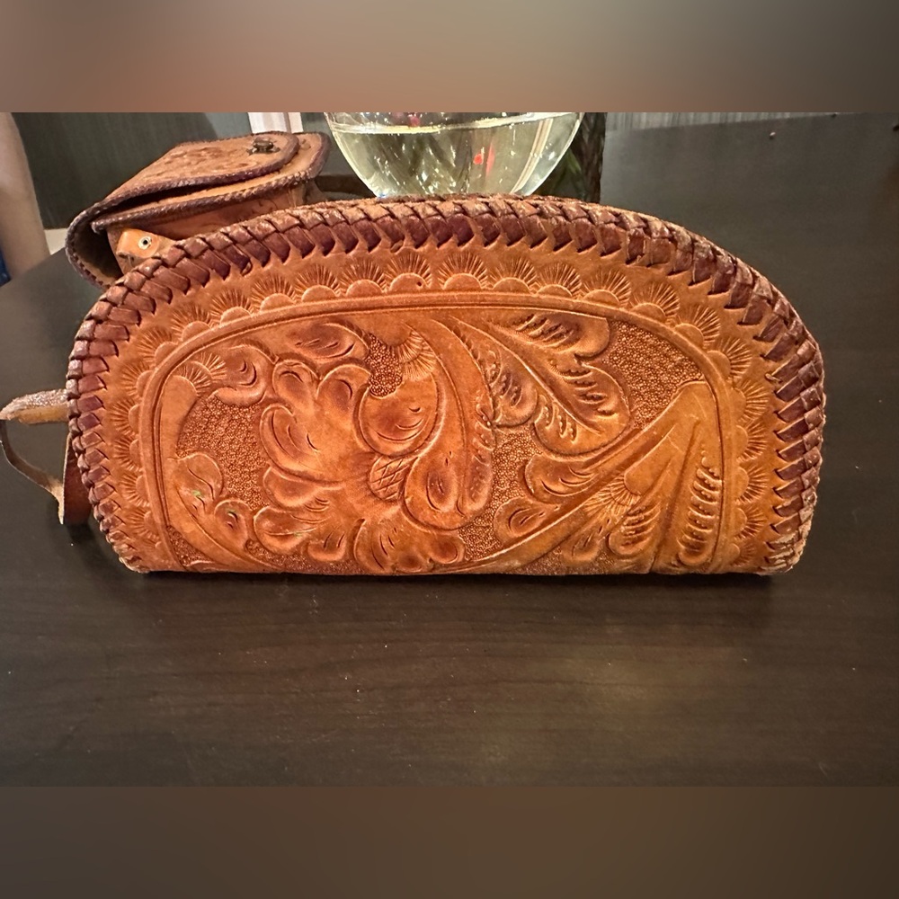 Vintage 1940/50’s Leather Tooled Clutch Purse (Yellowstone)?